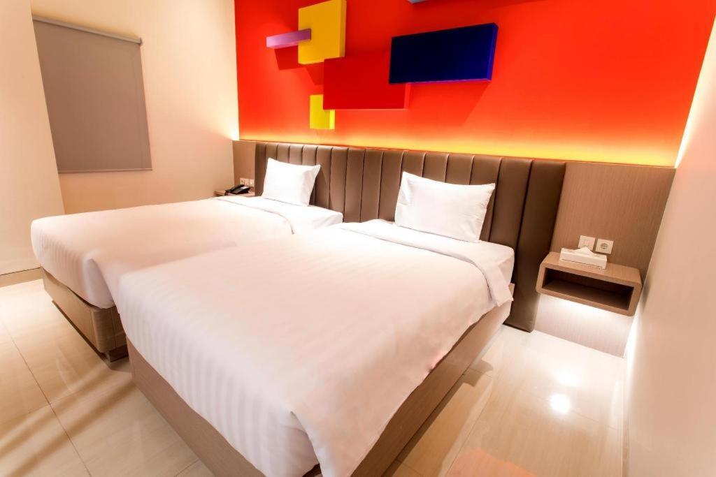 Zoom Dharmahusada Hotel Surabaya Exterior photo