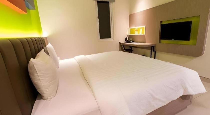 Zoom Dharmahusada Hotel Surabaya Exterior photo